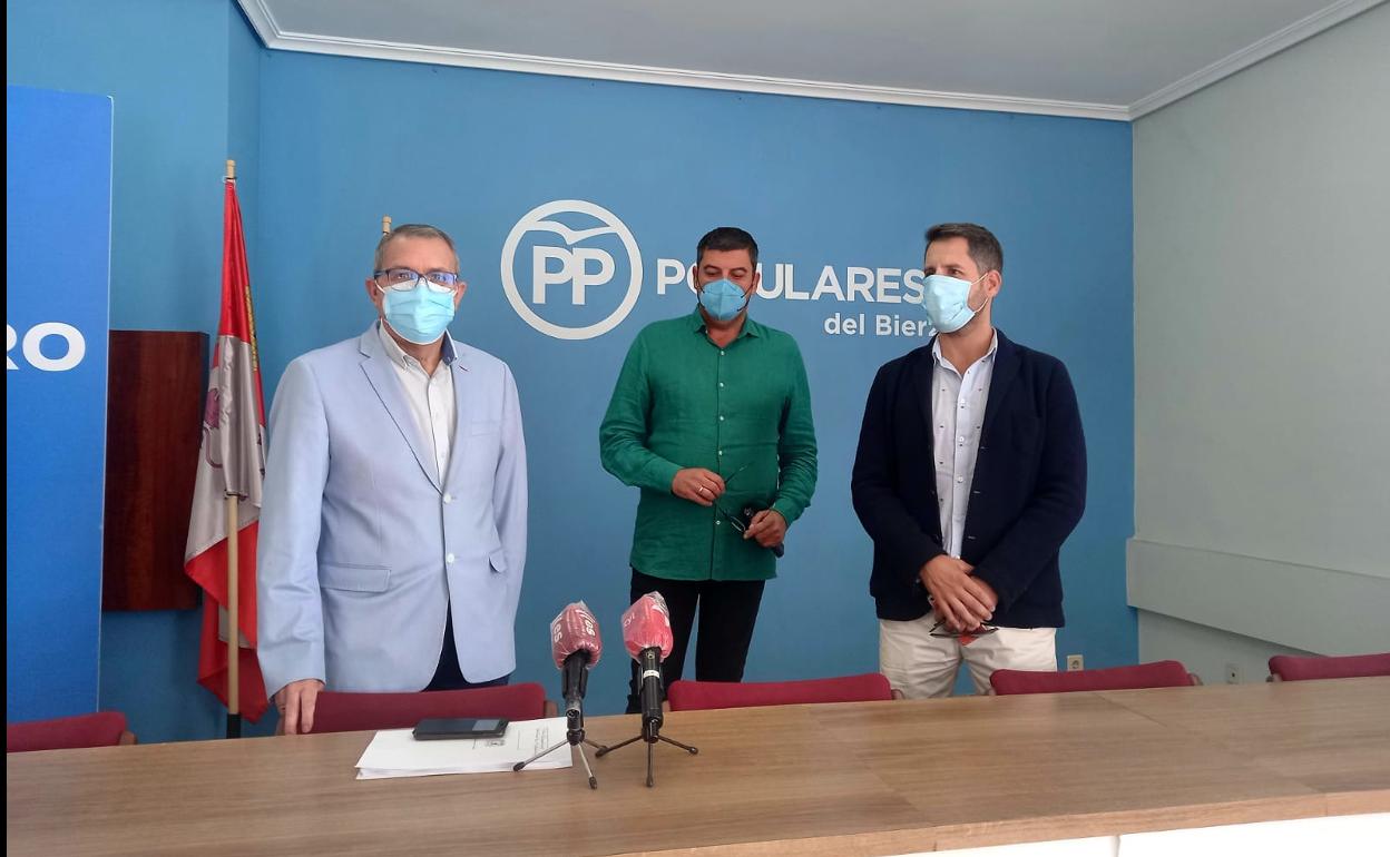 El portavoz municipal del PP en Cacabelos, Adolfo Canedo (I), junto a dos de sus concejales.
