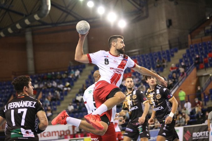 El conjunto ademarista ha disputado ante Logroño en tierras riojanas la ida de la eliminatoria previa a la fase de grupos de la EHF European League con derrota 34-30