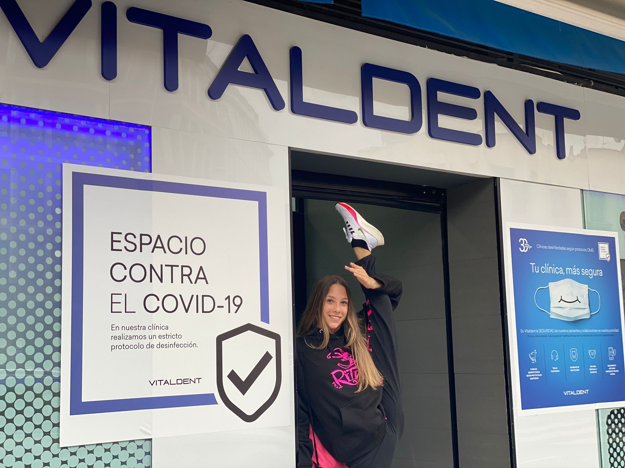 Las gimnastas Paula Serrano y Sol Martínez se han pasado por las instalaciones de Vitaldent en León.