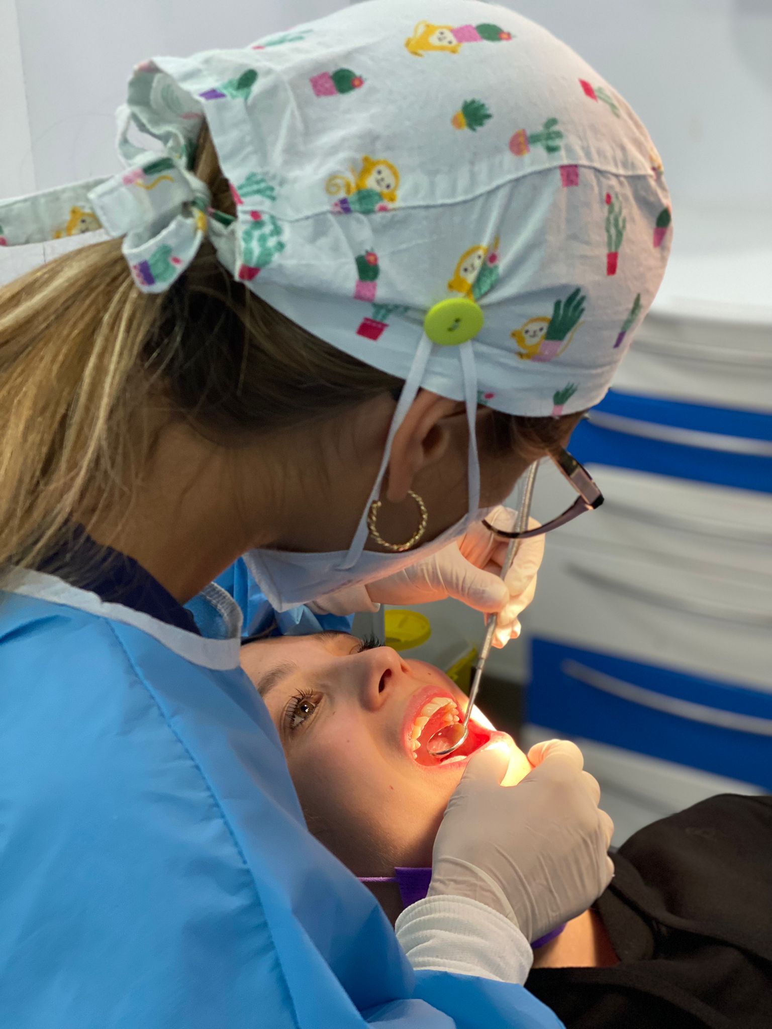 Las gimnastas Paula Serrano y Sol Martínez se han pasado por las instalaciones de Vitaldent en León.