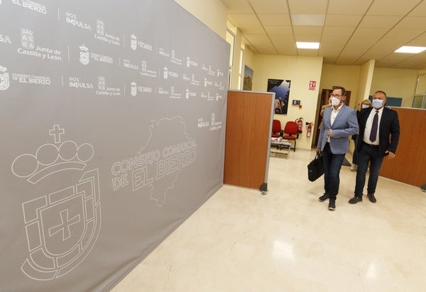 El presidente comarcal y el director general de Patrimonio Cultural (C), en la sede del Consejo.