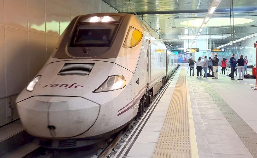 Imagen del primer paso de tren por las vías soterradas de la estación de León. 