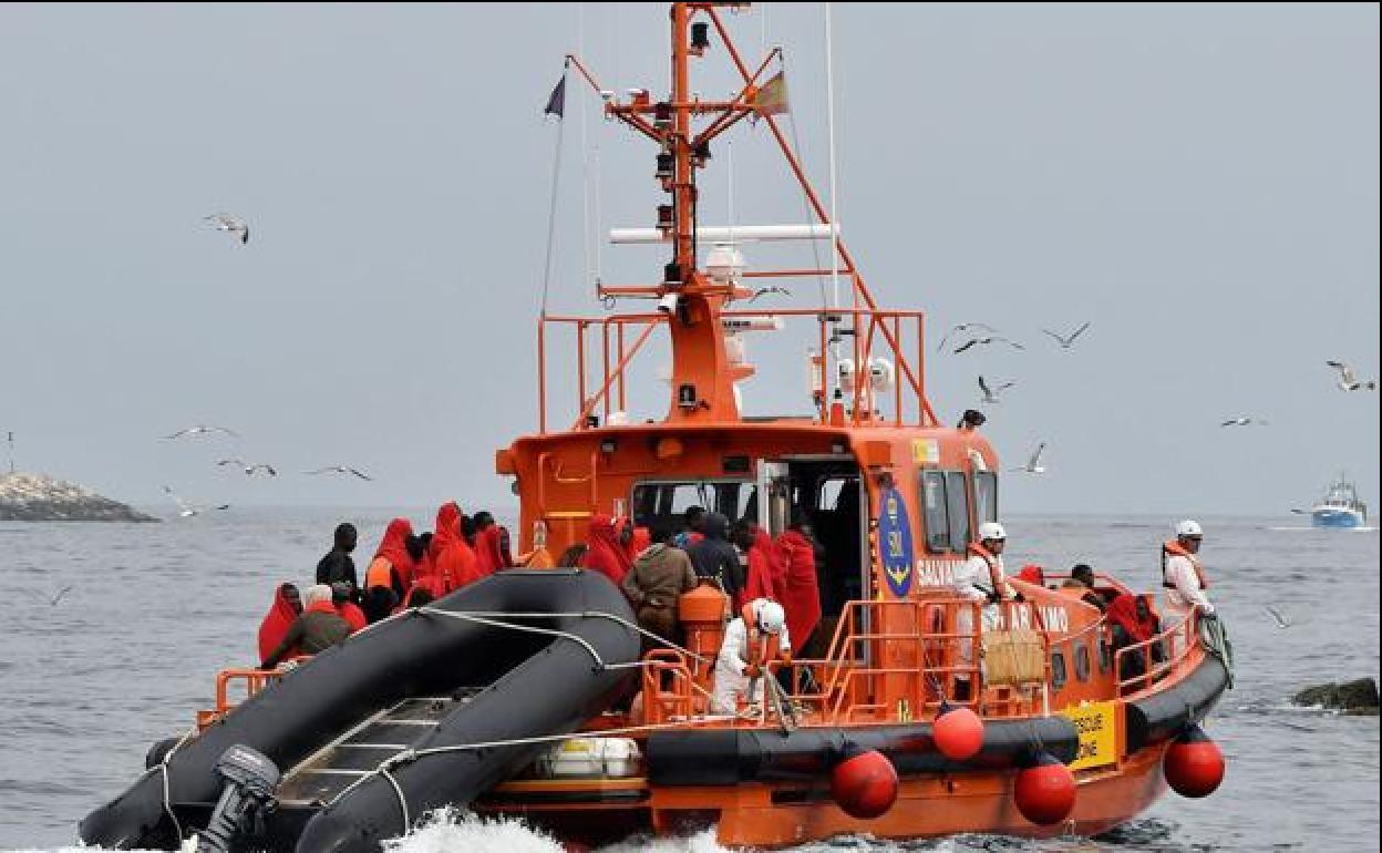 Imagen de archivo del rescate de una embarcación en la costa almeriense.