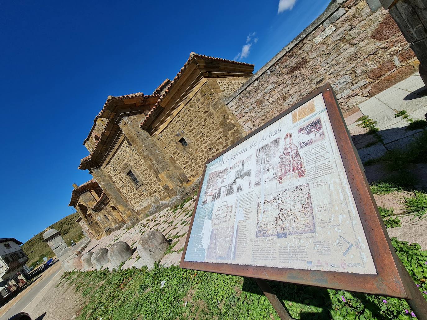 Este templo, ubicado a solo un kilómetro del puerto de Pajares, fue hospital de peregrinos y residencia temporal del rey Alfonso IX | Bien de Interés Cultural y Patrimonio histórico de España la obra inicial fue ordenada por el conde Fruela Díaz y su esposa Estefanía Sánchez. 