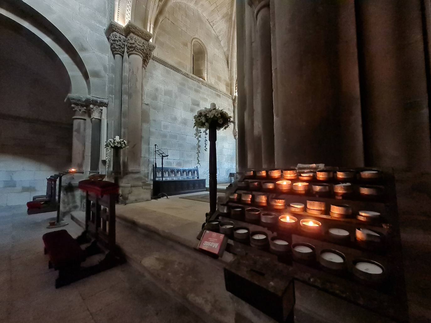 Este templo, ubicado a solo un kilómetro del puerto de Pajares, fue hospital de peregrinos y residencia temporal del rey Alfonso IX | Bien de Interés Cultural y Patrimonio histórico de España la obra inicial fue ordenada por el conde Fruela Díaz y su esposa Estefanía Sánchez. 