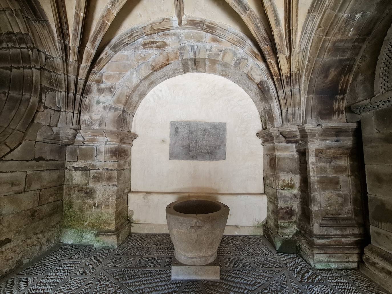 Este templo, ubicado a solo un kilómetro del puerto de Pajares, fue hospital de peregrinos y residencia temporal del rey Alfonso IX | Bien de Interés Cultural y Patrimonio histórico de España la obra inicial fue ordenada por el conde Fruela Díaz y su esposa Estefanía Sánchez. 