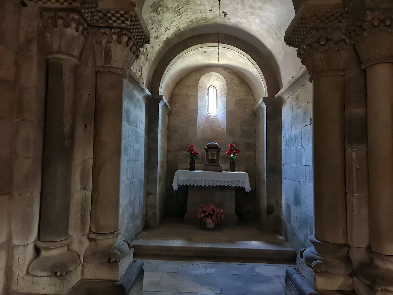 Este templo, ubicado a solo un kilómetro del puerto de Pajares, fue hospital de peregrinos y residencia temporal del rey Alfonso IX | Bien de Interés Cultural y Patrimonio histórico de España la obra inicial fue ordenada por el conde Fruela Díaz y su esposa Estefanía Sánchez. 