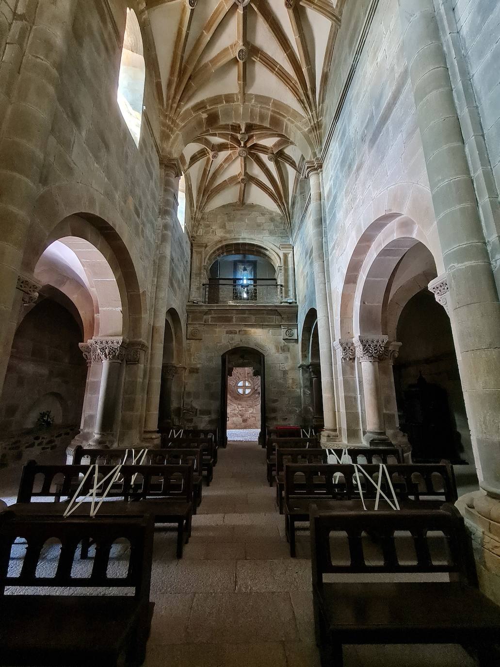 Este templo, ubicado a solo un kilómetro del puerto de Pajares, fue hospital de peregrinos y residencia temporal del rey Alfonso IX | Bien de Interés Cultural y Patrimonio histórico de España la obra inicial fue ordenada por el conde Fruela Díaz y su esposa Estefanía Sánchez. 