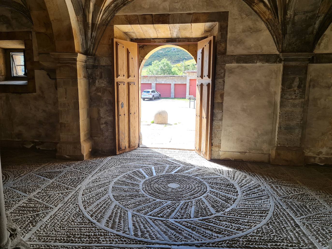 Este templo, ubicado a solo un kilómetro del puerto de Pajares, fue hospital de peregrinos y residencia temporal del rey Alfonso IX | Bien de Interés Cultural y Patrimonio histórico de España la obra inicial fue ordenada por el conde Fruela Díaz y su esposa Estefanía Sánchez. 