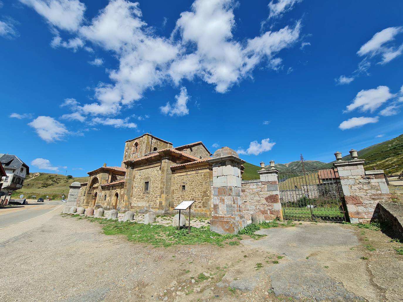 Este templo, ubicado a solo un kilómetro del puerto de Pajares, fue hospital de peregrinos y residencia temporal del rey Alfonso IX | Bien de Interés Cultural y Patrimonio histórico de España la obra inicial fue ordenada por el conde Fruela Díaz y su esposa Estefanía Sánchez. 