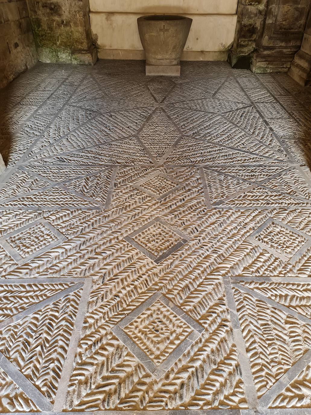 Este templo, ubicado a solo un kilómetro del puerto de Pajares, fue hospital de peregrinos y residencia temporal del rey Alfonso IX | Bien de Interés Cultural y Patrimonio histórico de España la obra inicial fue ordenada por el conde Fruela Díaz y su esposa Estefanía Sánchez. 