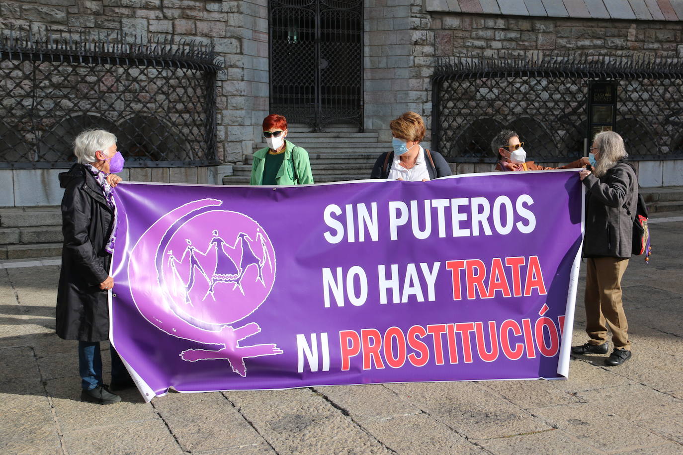 'Sin puteros no hay ni prostitución ni trata de mujeres', afirma la pancarta de la Plataforma Feminista frente a Botines.