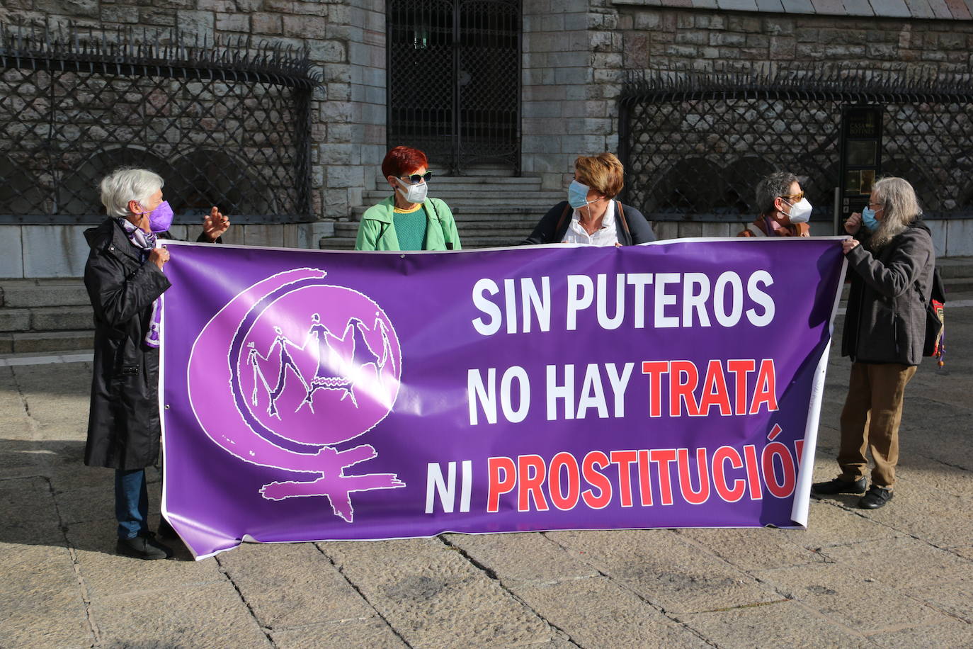 'Sin puteros no hay ni prostitución ni trata de mujeres', afirma la pancarta de la Plataforma Feminista frente a Botines.