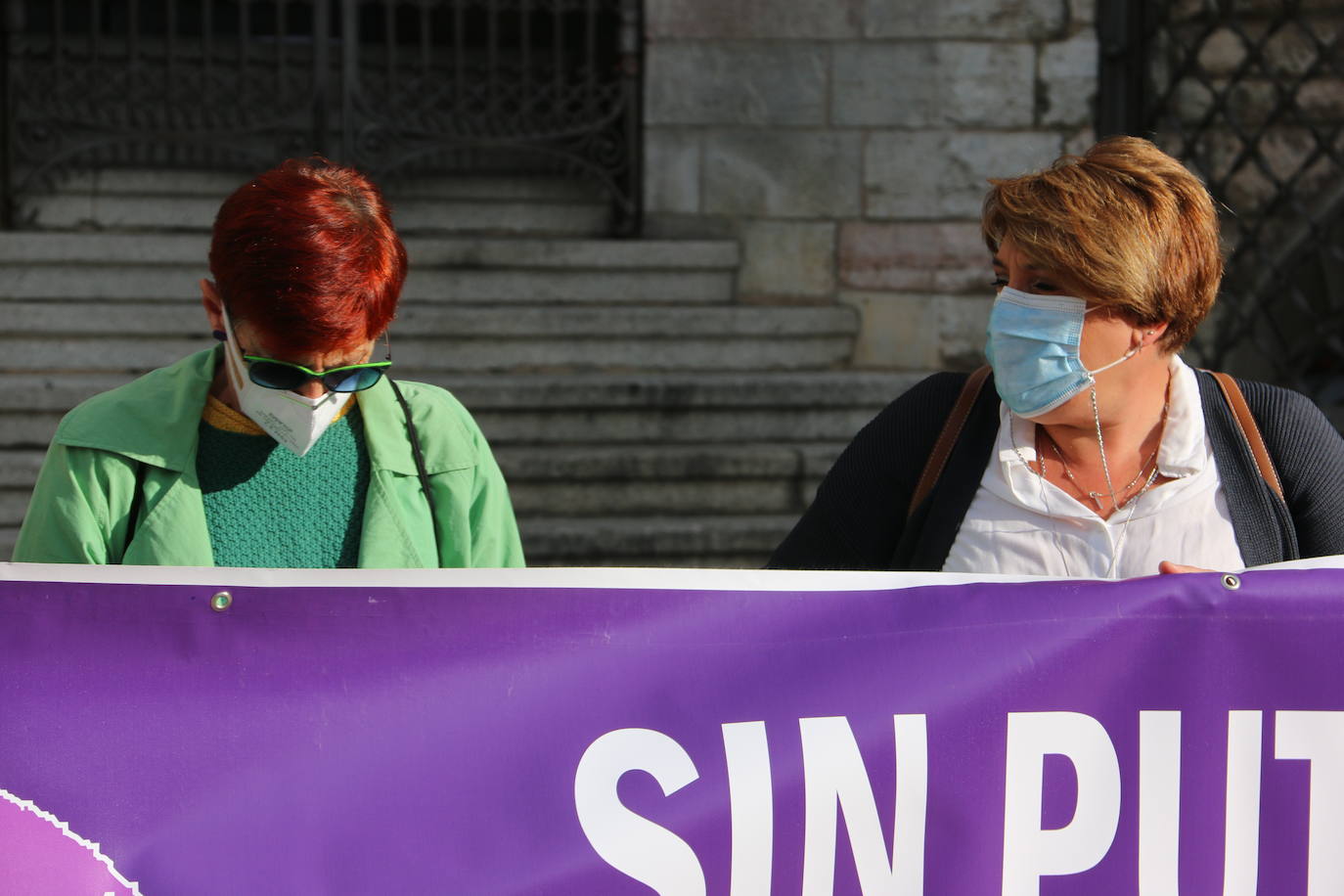 'Sin puteros no hay ni prostitución ni trata de mujeres', afirma la pancarta de la Plataforma Feminista frente a Botines.