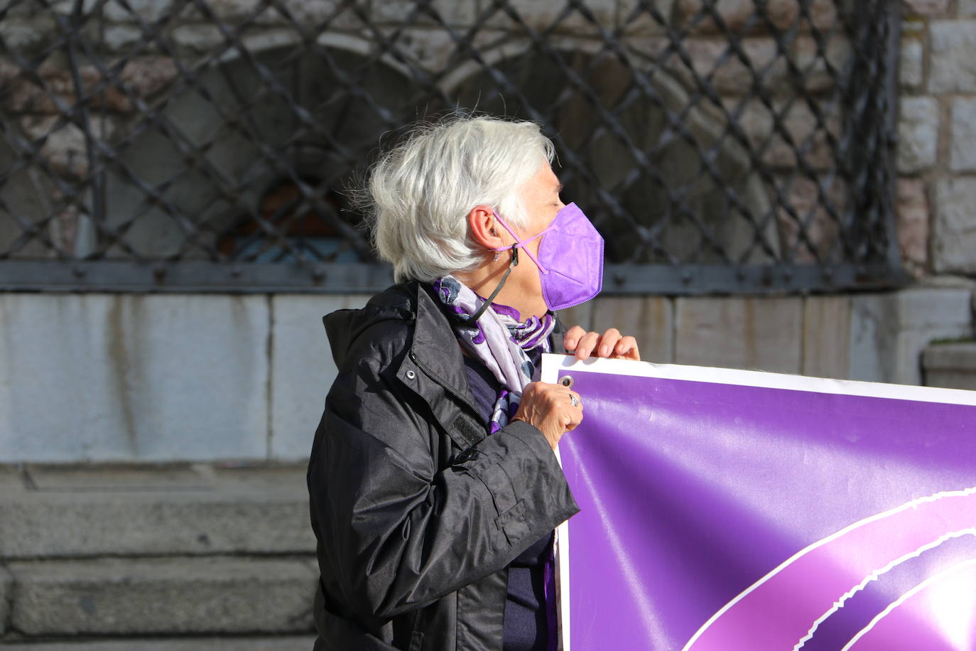 'Sin puteros no hay ni prostitución ni trata de mujeres', afirma la pancarta de la Plataforma Feminista frente a Botines.