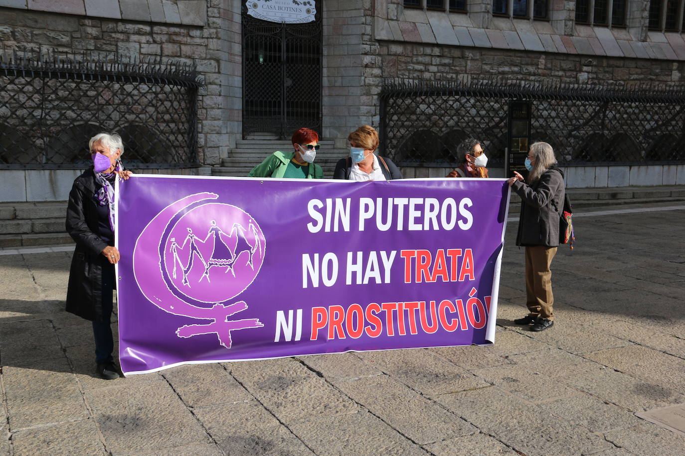 'Sin puteros no hay ni prostitución ni trata de mujeres', afirma la pancarta de la Plataforma Feminista frente a Botines.