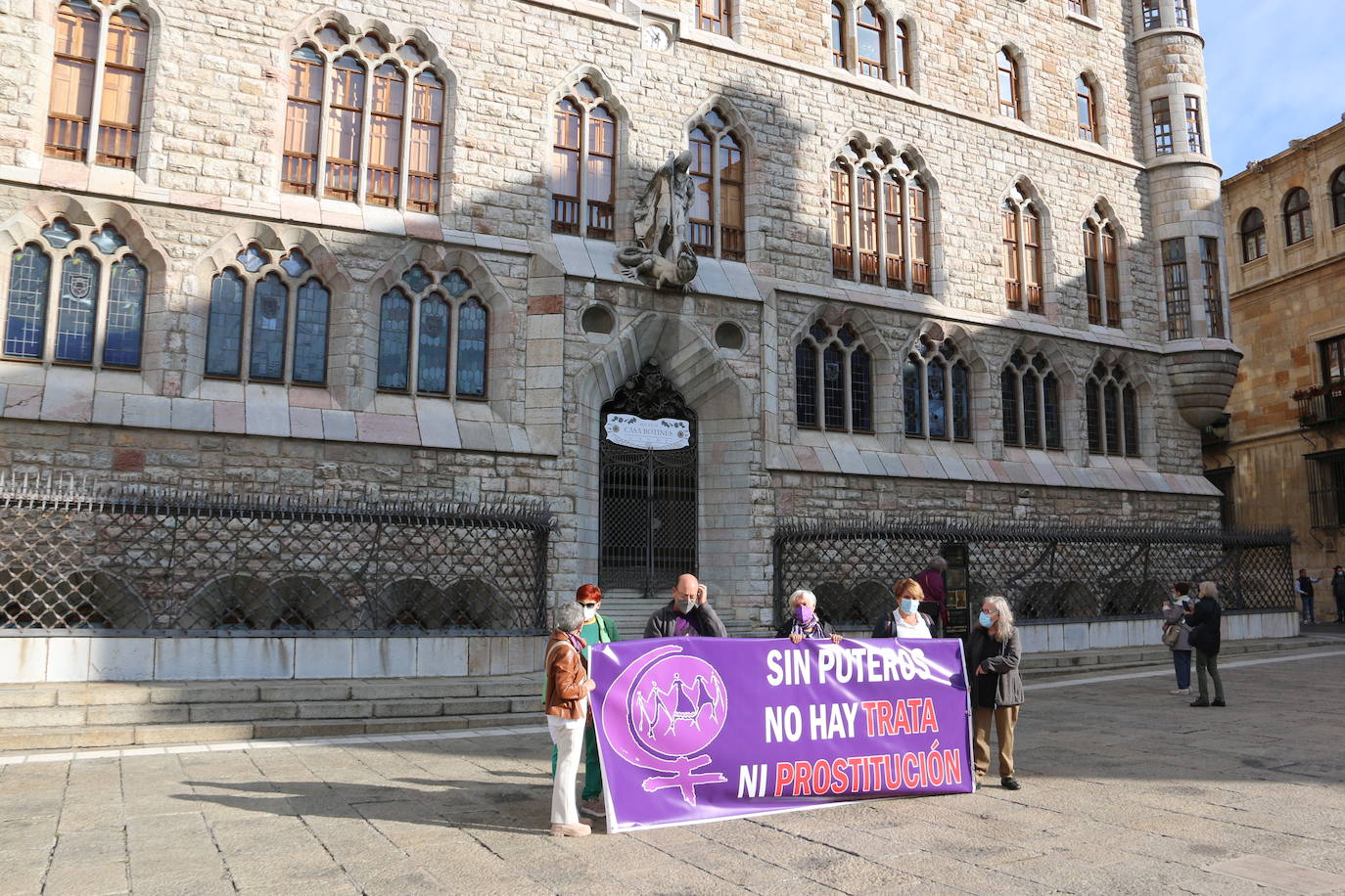 Galería. 'Sin puteros no hay ni prostitución ni trata de mujeres', afirma la pancarta de la Plataforma Feminista frente a Botines.