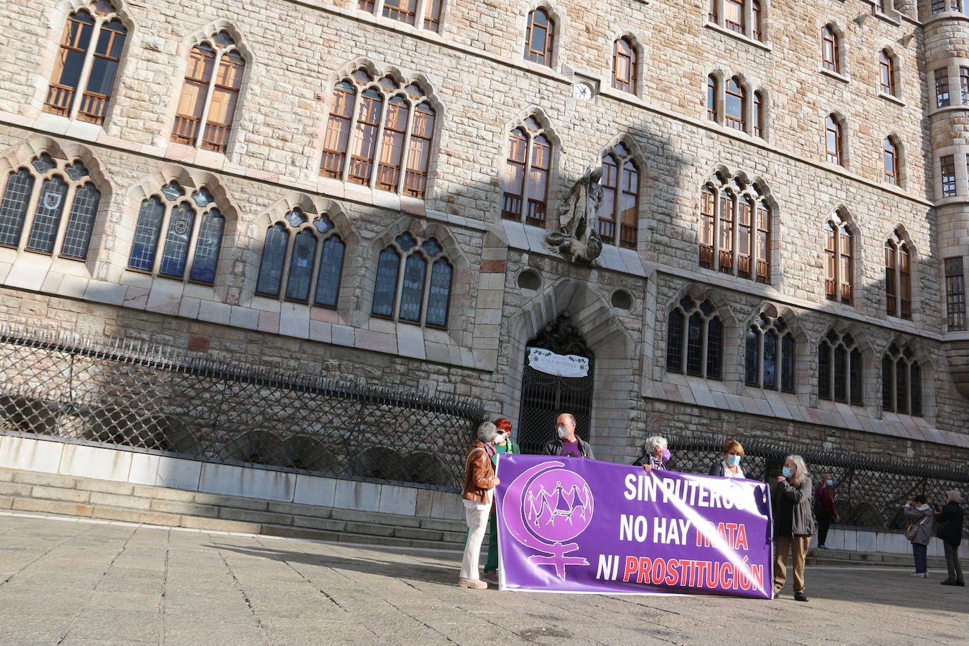 'Sin puteros no hay ni prostitución ni trata de mujeres', afirma la pancarta de la Plataforma Feminista frente a Botines.