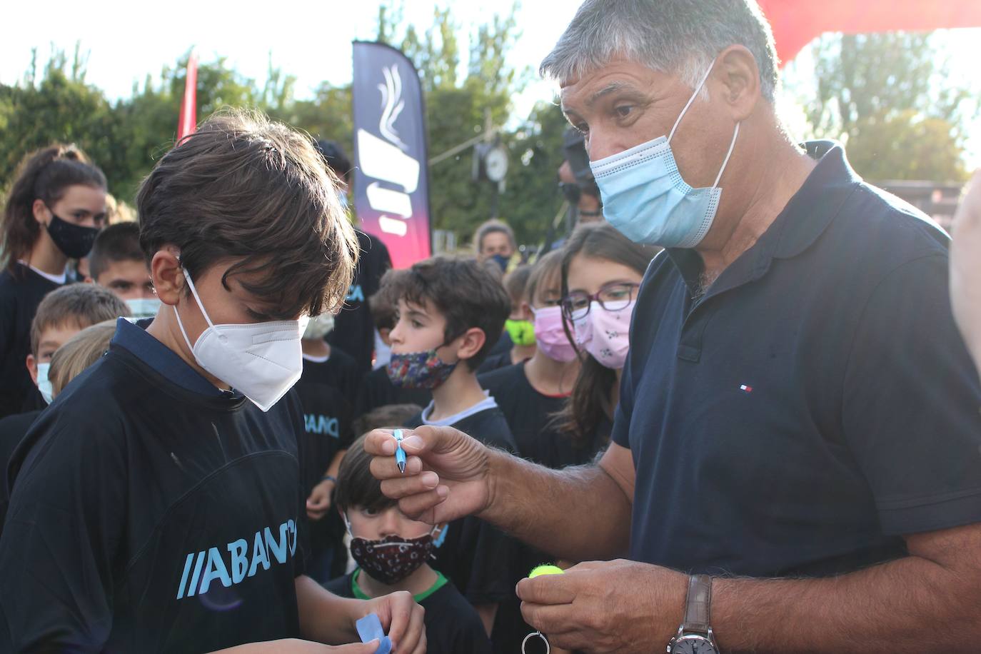 El que fuera entrenador de Rafa Nadal ha compartido unos minutos con los niños leoneses en una actividad paralela del FID 2021