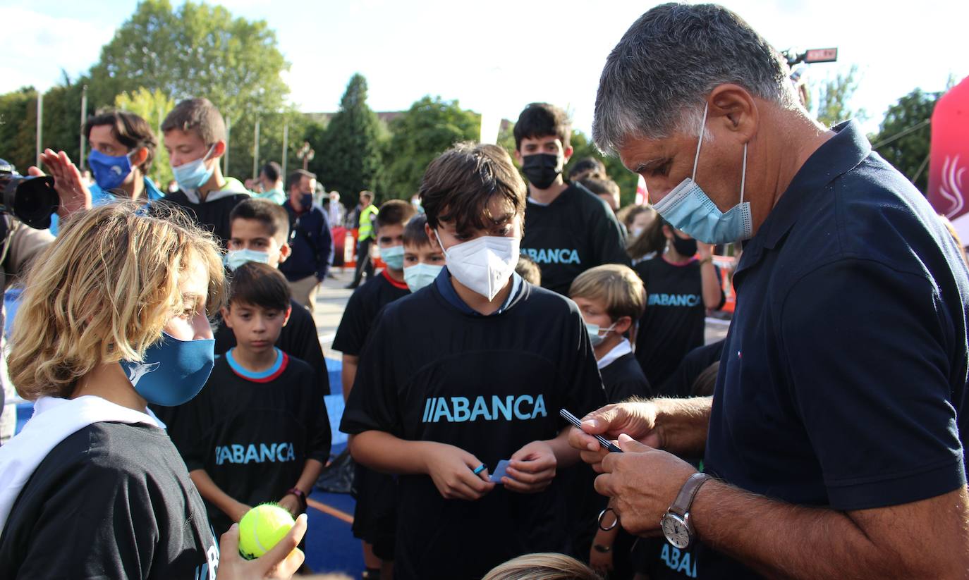 El que fuera entrenador de Rafa Nadal ha compartido unos minutos con los niños leoneses en una actividad paralela del FID 2021