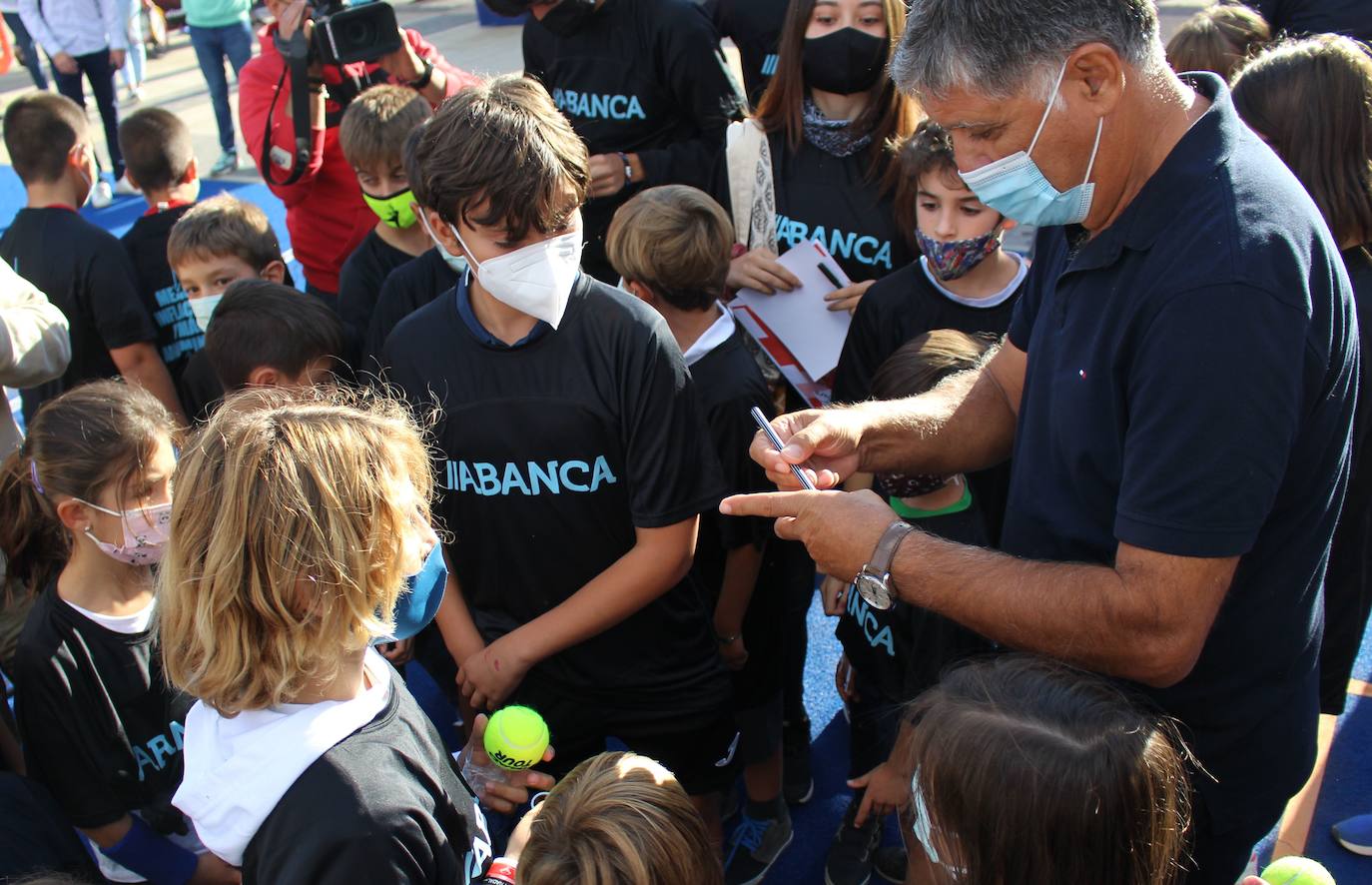 El que fuera entrenador de Rafa Nadal ha compartido unos minutos con los niños leoneses en una actividad paralela del FID 2021