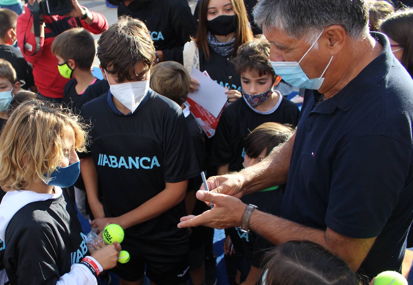 El que fuera entrenador de Rafa Nadal ha compartido unos minutos con los niños leoneses en una actividad paralela del FID 2021