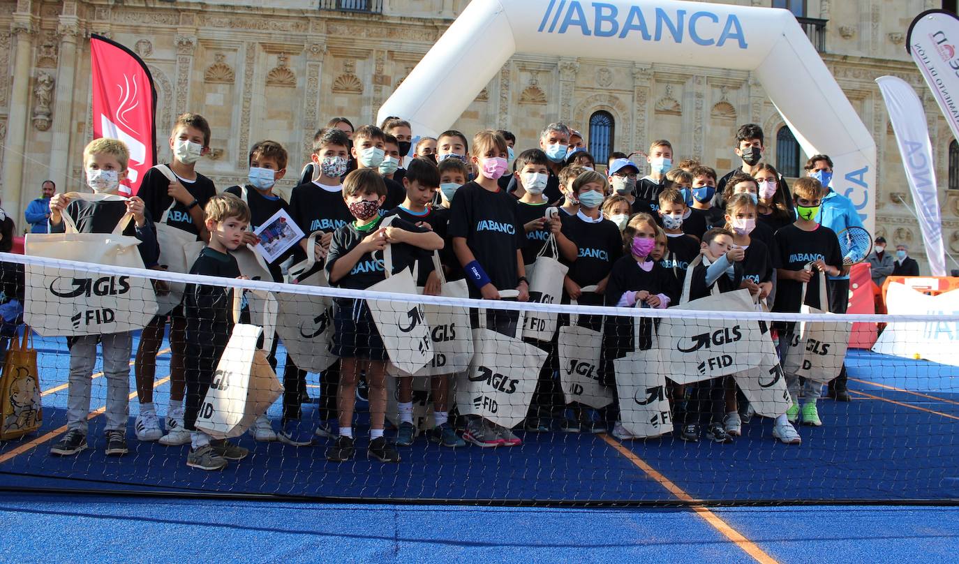 El que fuera entrenador de Rafa Nadal ha compartido unos minutos con los niños leoneses en una actividad paralela del FID 2021