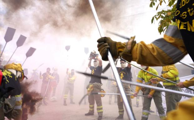 Manifestación de bomberos frente a las Cortes. 