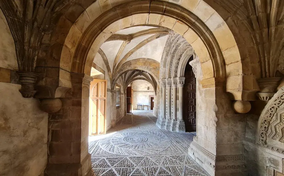 Imagen del acceso al interior del templo, uno de los grandes desconocidos de la provincia de León. 