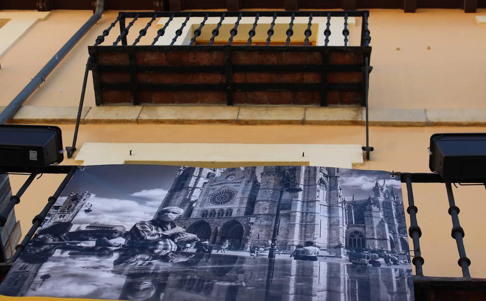 Una de las instantáneas colgadas en los balcones de la Plaza Mayor de León.