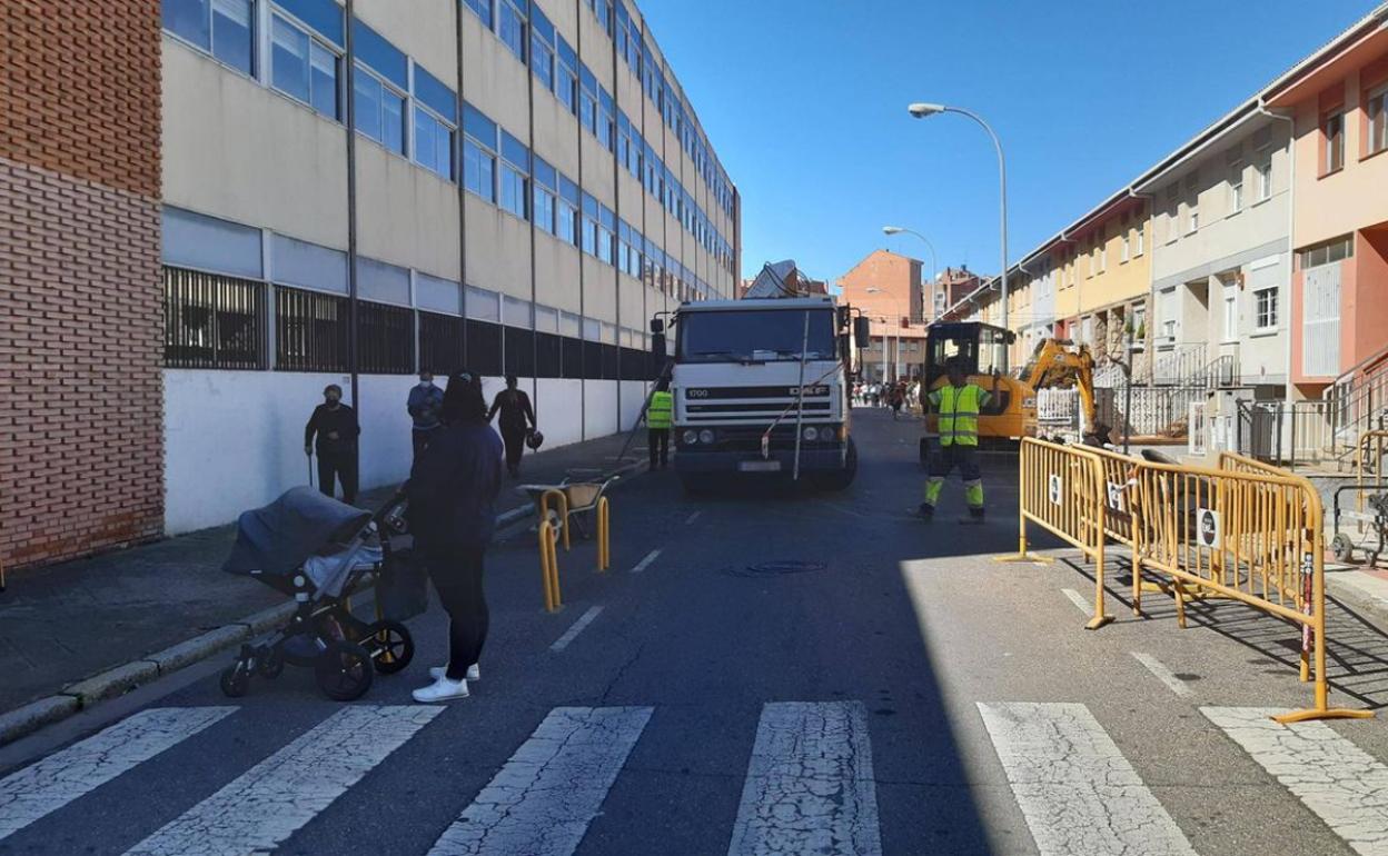 Imagen de las obras de la acera en la calle Dominicas de San Andrés del Rabanedo.
