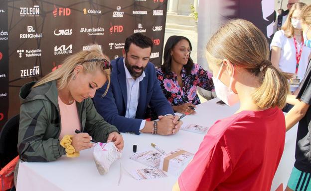 Lydia Valentín, Pirri y Ana Peleteiro firman autógrafos en San Marcos.