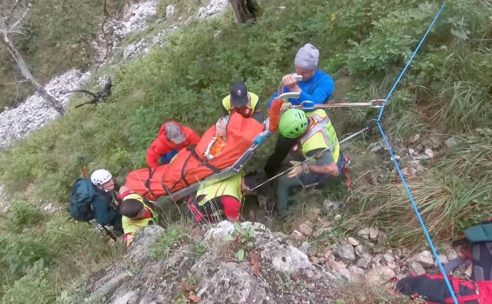 Imagen de uno de los instantes del traslado del herido. 