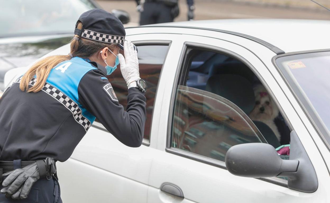 Efectivos de la Policía Local de León durante una intervención. 