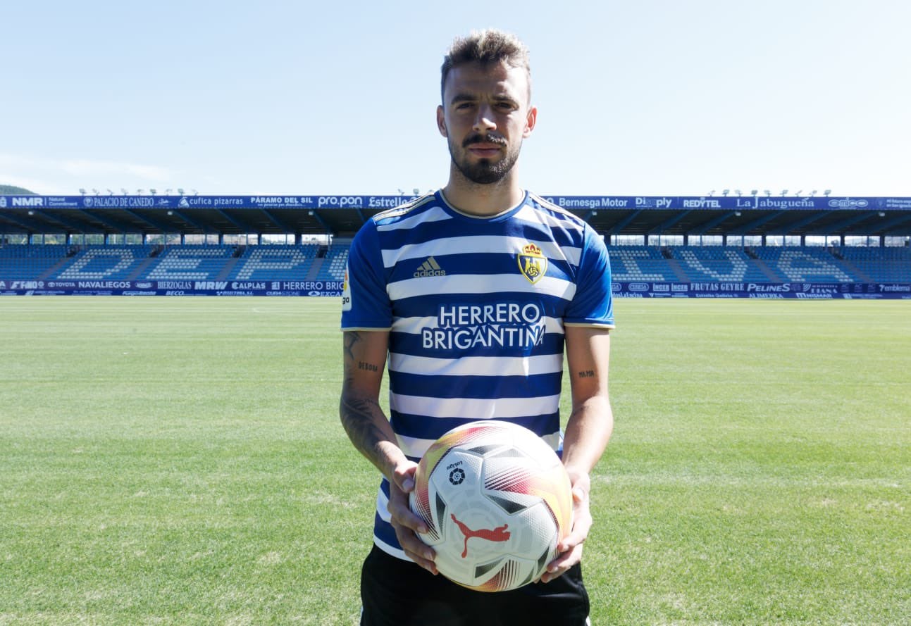 El futbolista malagueño llegó en los últimos días de mercado a la Ponferradina y afirma que se ha encontrado un vestuario «con ambición» tras «un verano difícil».