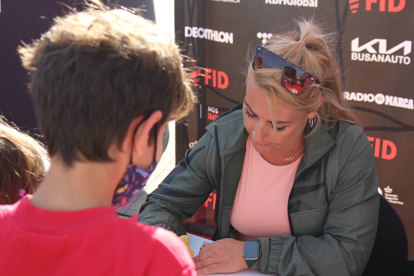 Lydia Valentín, Ana Peleteiro y Pirri han firmado autógrados y se han realizado fotografías con los leoneses apasionados del deporte que se han pasado por San Marcos.