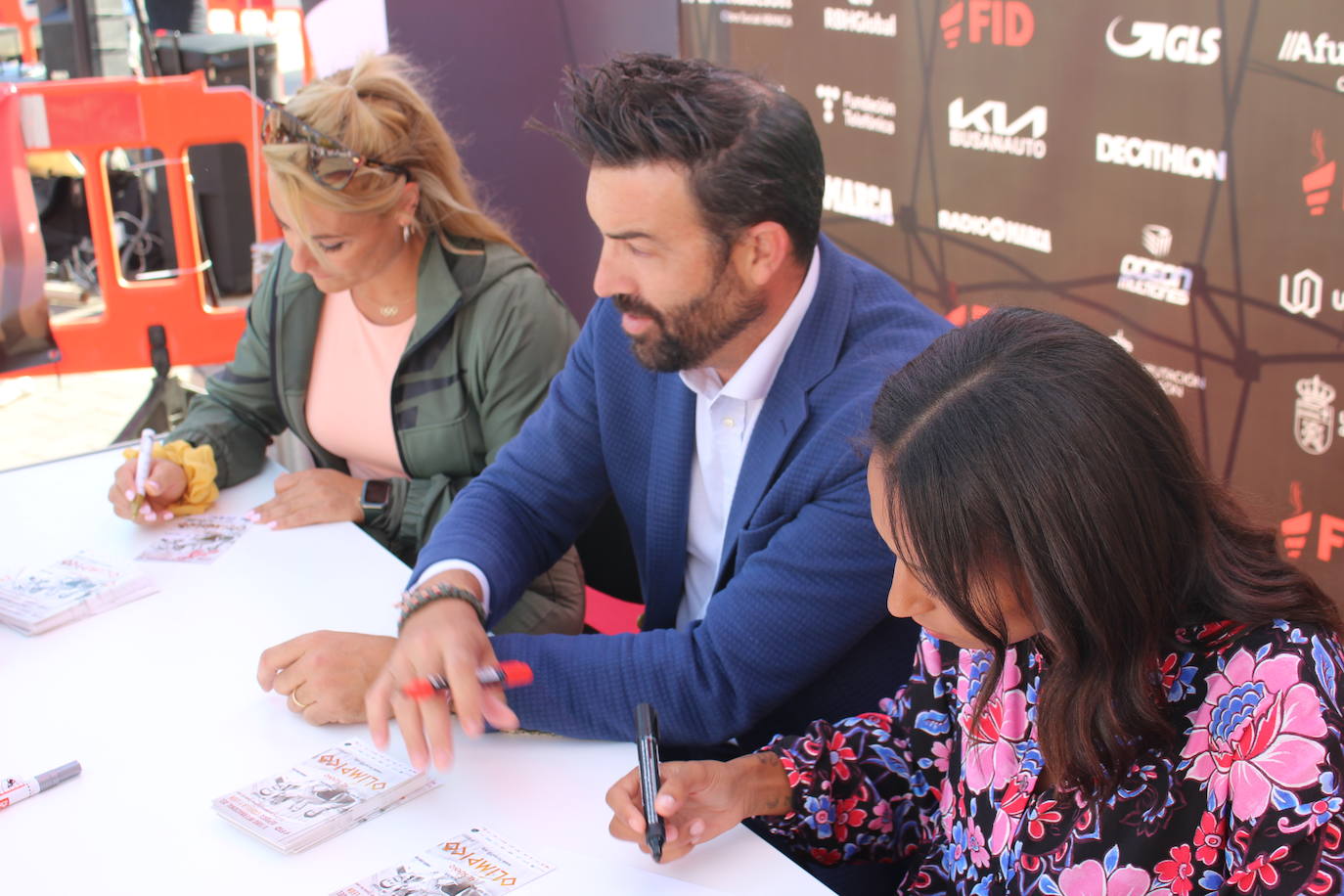 Lydia Valentín, Ana Peleteiro y Pirri han firmado autógrados y se han realizado fotografías con los leoneses apasionados del deporte que se han pasado por San Marcos.