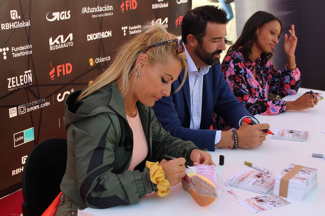 Lydia Valentín, Ana Peleteiro y Pirri han firmado autógrados y se han realizado fotografías con los leoneses apasionados del deporte que se han pasado por San Marcos.