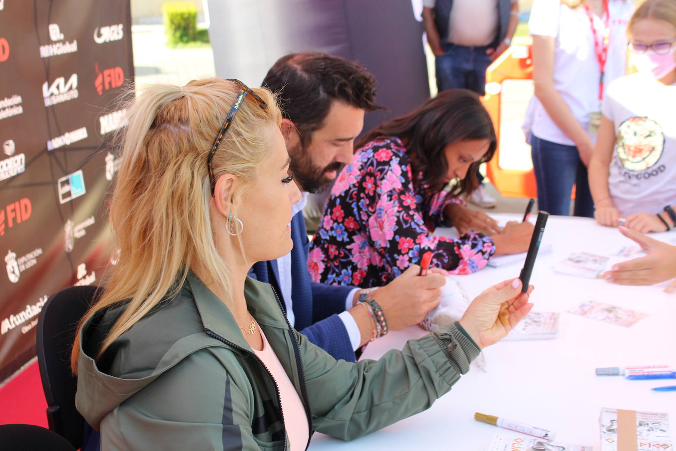 Lydia Valentín, Ana Peleteiro y Pirri han firmado autógrados y se han realizado fotografías con los leoneses apasionados del deporte que se han pasado por San Marcos.