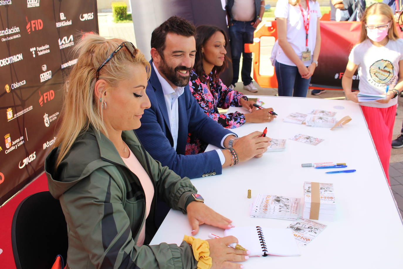 Lydia Valentín, Ana Peleteiro y Pirri han firmado autógrados y se han realizado fotografías con los leoneses apasionados del deporte que se han pasado por San Marcos.