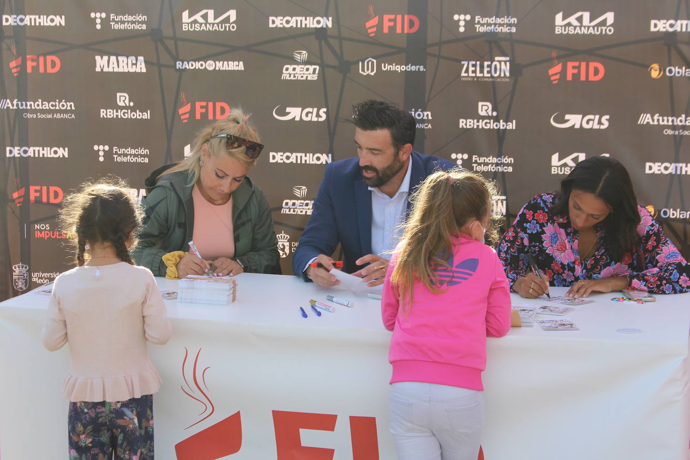 Lydia Valentín, Ana Peleteiro y Pirri han firmado autógrados y se han realizado fotografías con los leoneses apasionados del deporte que se han pasado por San Marcos.