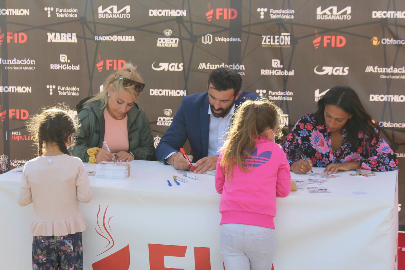 Lydia Valentín, Ana Peleteiro y Pirri han firmado autógrados y se han realizado fotografías con los leoneses apasionados del deporte que se han pasado por San Marcos.