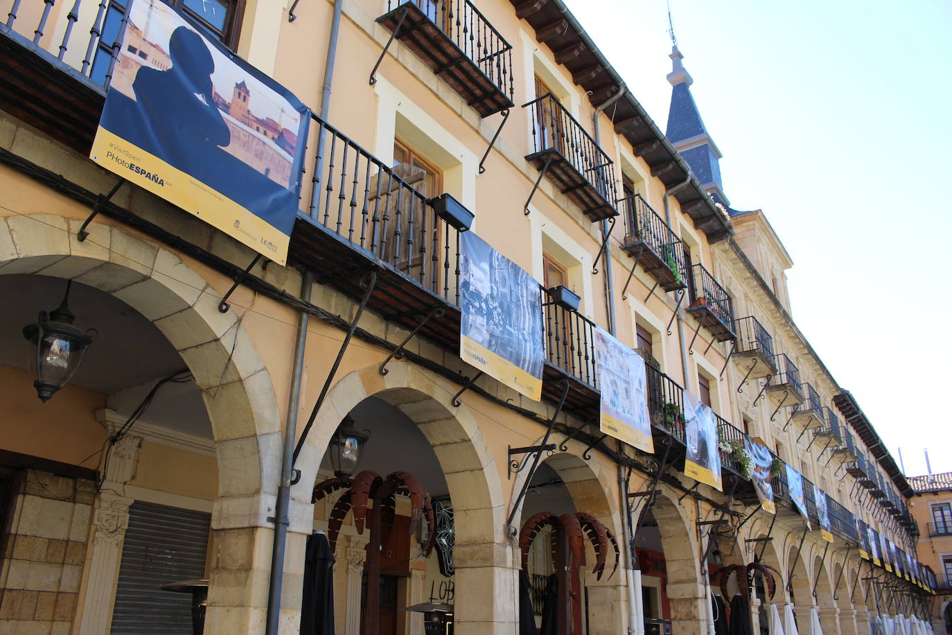 La colección se puede admirar en la Plaza Mayor durante los próximos dos meses.