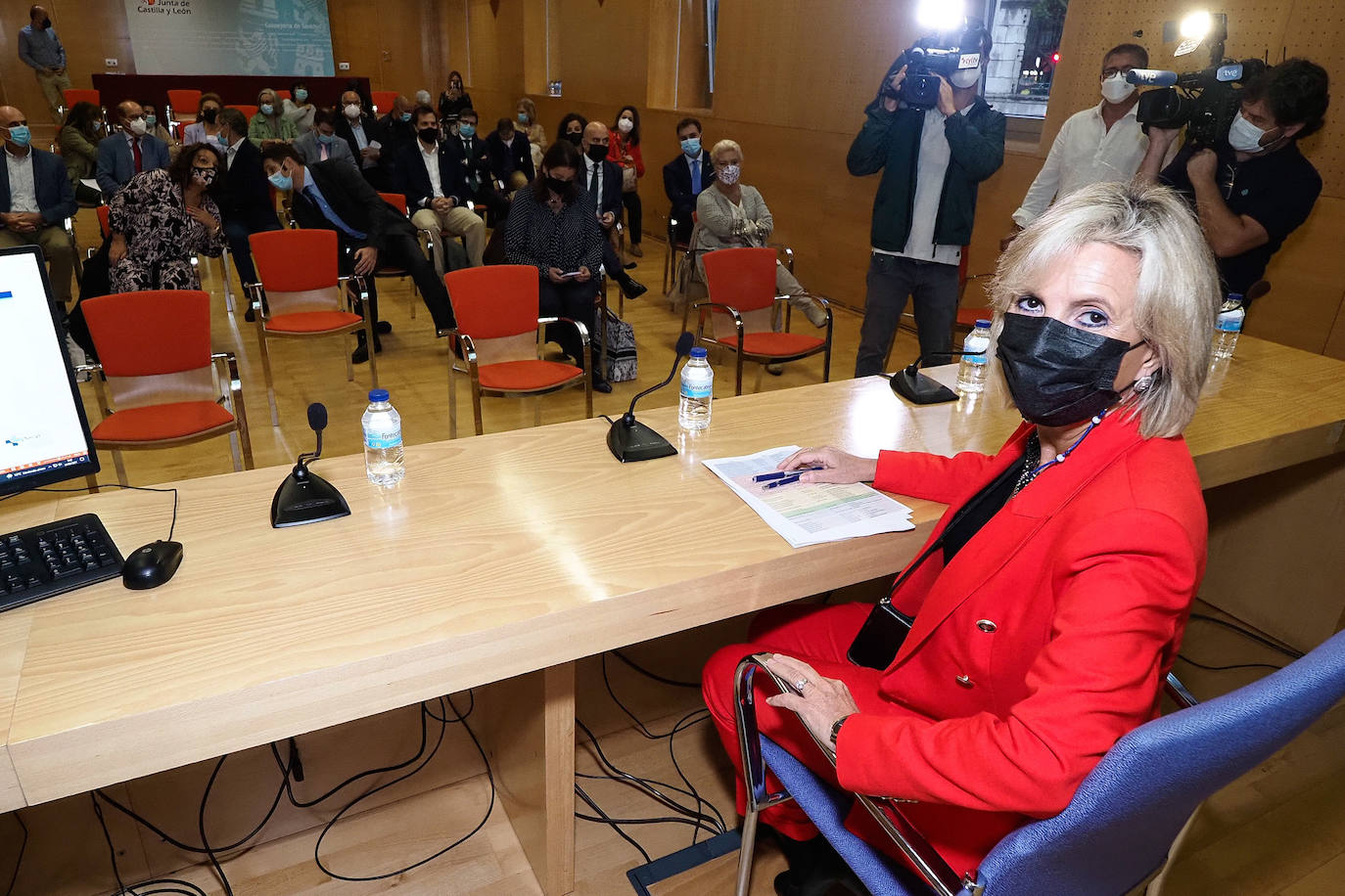 La consejera de Sanidad, Verónica Casado, se reúne con los colegios profesionales de médicos, enfermeras, trabajadores sociales, farmacéuticos, fisioterapeutas y veterinarios para hablar sobre la estrategia de reordenación de la Atención Primaria