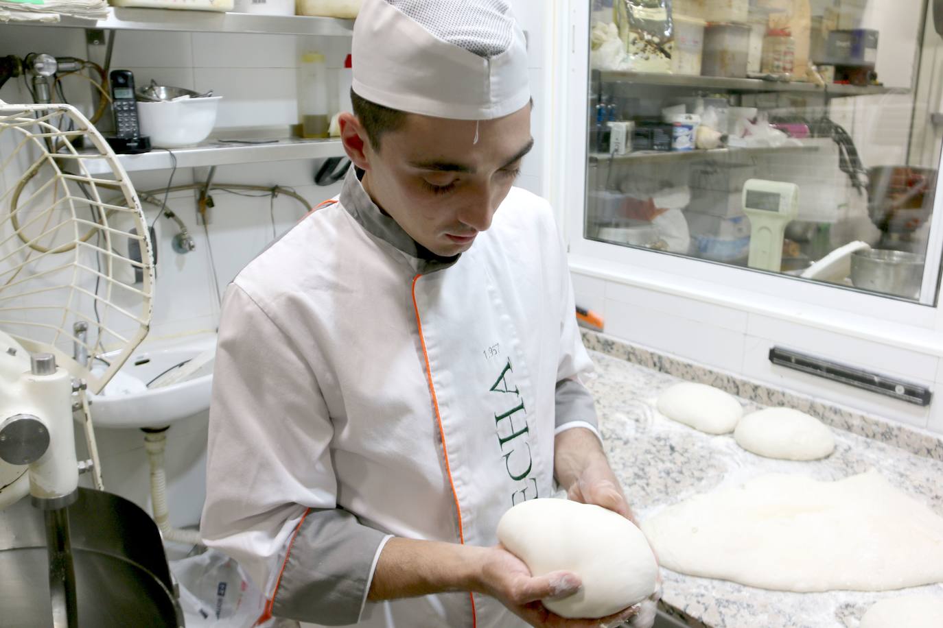 Daniel Flecha en su panadería.