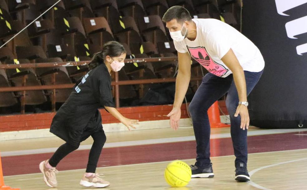 Los campeones del mundo disfrutan de una jornada con los más pequeños en León.