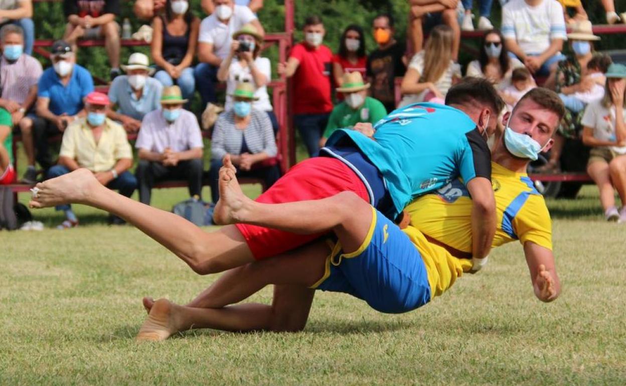 Imagen de dos luchadores con mascarilla.