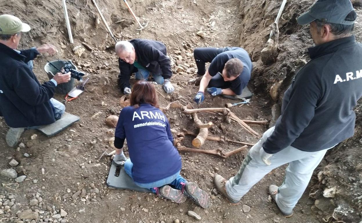 Recuperan los restos en la fosa de Cospedal de Babia.