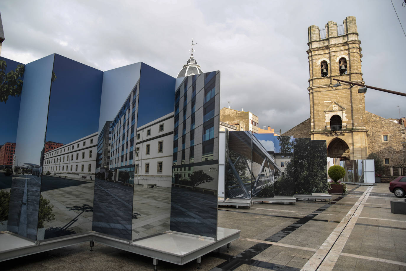 El consejero de Fomento y Medio Ambiente, Juan Carlos Suárez-Quiñones, clausura el acto de inauguración de la exposición 'Panorama de obras' de la XV Bienal Española de Arquitectura y Urbanismo (BEAU) en La Bañeza.