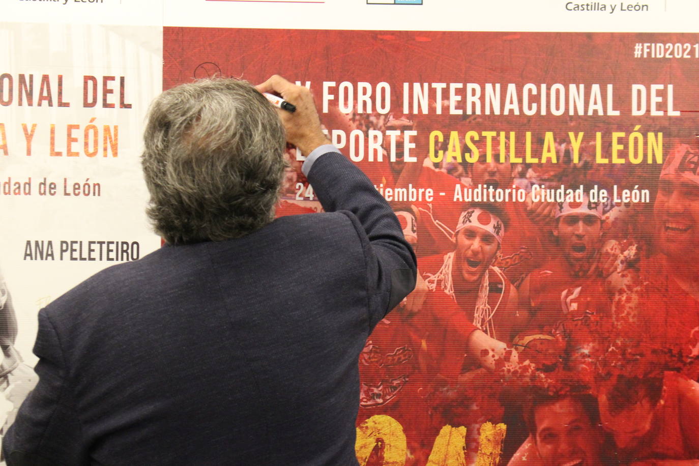 Cuatro integrantes de la selección española de baloncesto que conquistó el Mundial en 2006 y su entrenador, Pepu Hernández, recuerdan este hito en la capital de provincia.